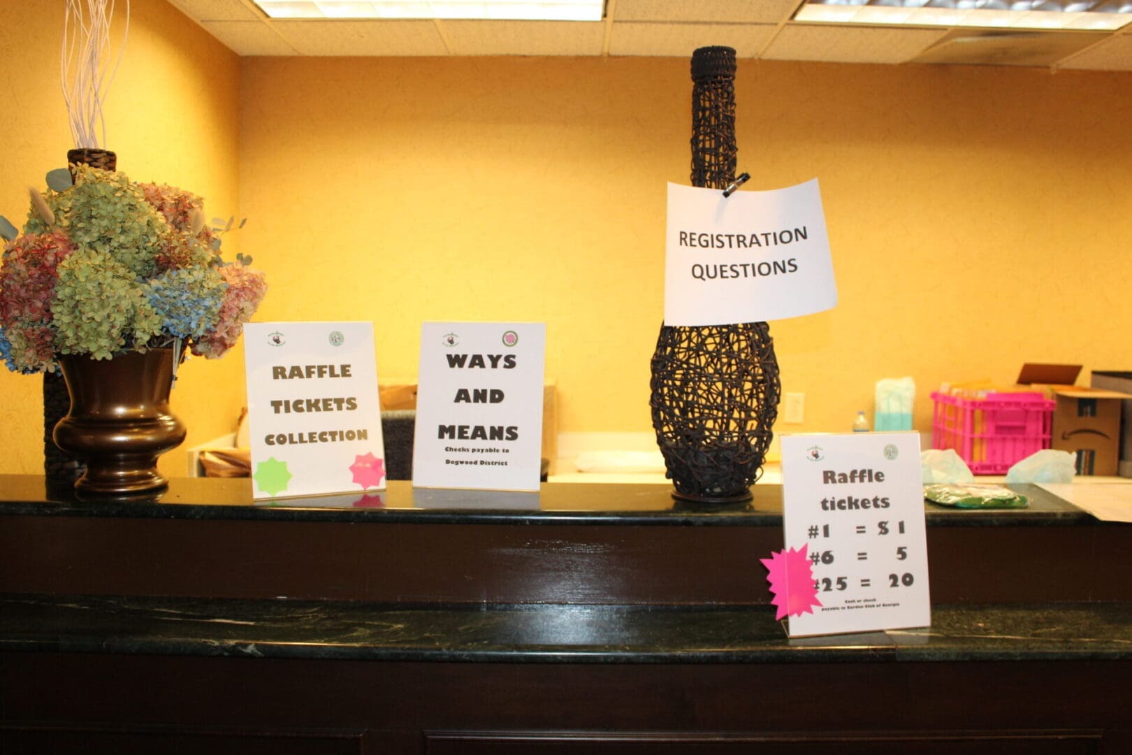 A table with several signs on it that say " reservation questions ".